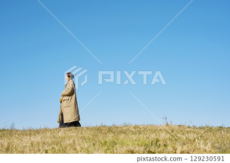 Woman, middle age, walking, whole body Woman, middle age, walking, whole body 129230591