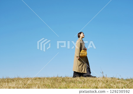 Woman, middle age, walking, whole body 129230592