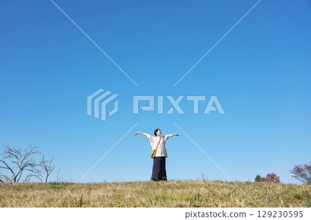 Woman, middle age, stretching, whole body Woman, middle age, stretching, whole body 129230595