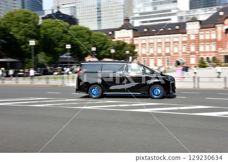 東京車站前行駛的計程車 129230634