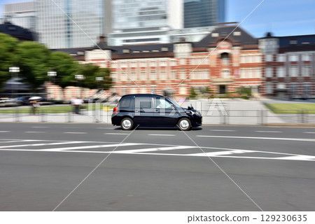 東京車站前行駛的計程車 129230635