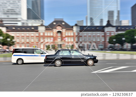 A taxi in front of Tokyo Station 129230637