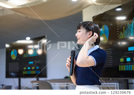 女學生對著麥克風講話（特寫） 129230676