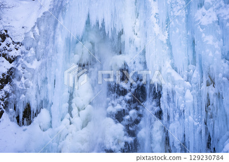 Zengoro Falls frozen in winter in Matsumoto City, Nagano Prefecture Zengoro Falls frozen in winter in Matsumoto City, Nagano Prefecture 129230784