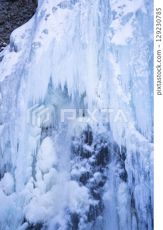 長野縣松本市冬季結冰的善五郎瀑布 長野縣松本市冬季結冰的善五郎瀑布 129230785