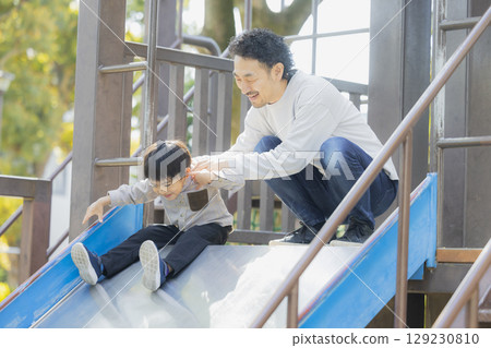 父母和孩子在公園玩耍 父母和孩子在公園玩耍 129230810