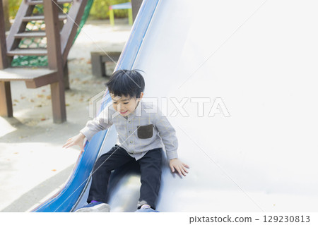 父母和孩子在公園玩耍 129230813