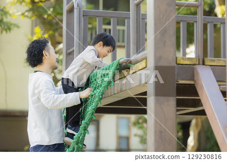 父母和孩子在公園玩耍 129230816