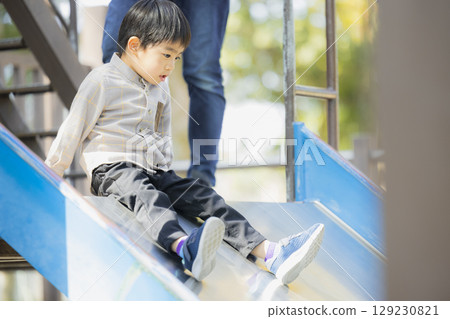 父母和孩子在公園玩耍 129230821