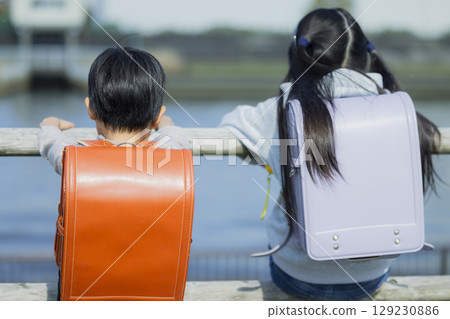 上學路上的小學生 129230886