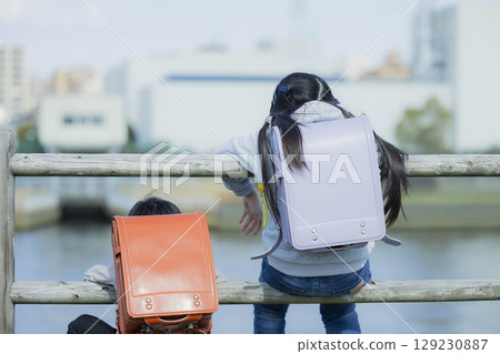 上學路上的小學生 129230887