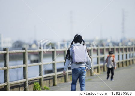 Elementary school students on their way to school 129230896