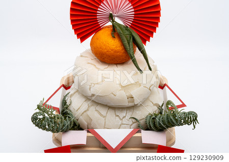 Cracked kagami-mochi before opening the kagami-biraki 129230909