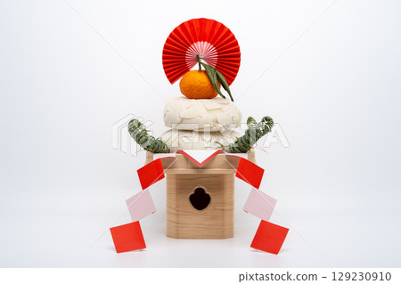 在打開 kagami-biraki 之前破裂的 kagami-mochi 在打開 kagami-biraki 之前破裂的 kagami-mochi 129230910