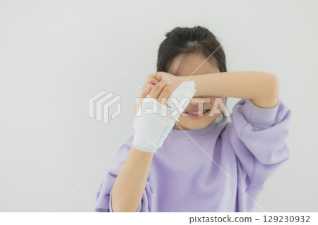手指骨折的小學生 129230932
