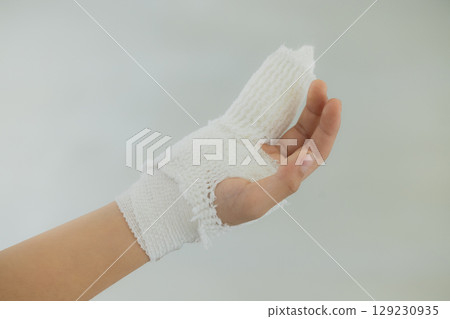 Elementary school girl with broken finger 129230935