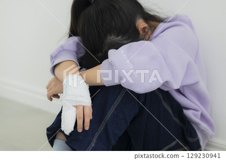 手指骨折的小學生 手指骨折的小學生 129230941