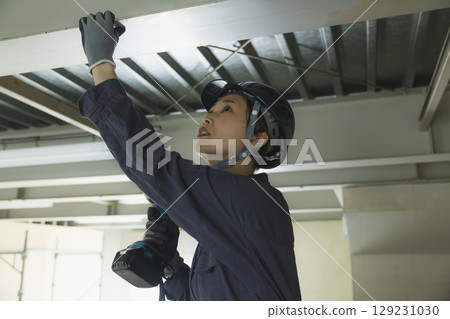 在建築工地工作的年輕女工 129231030