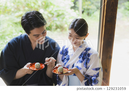 Couple in yukata on the veranda 129231059