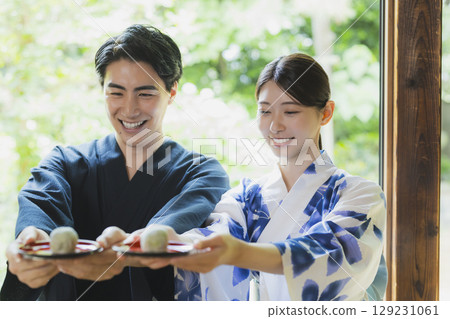 陽台上穿著浴衣的夫婦 129231061