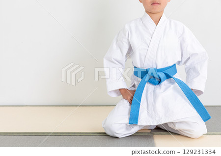 穿著空手道服的小孩正坐 129231334