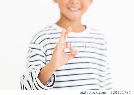 小學男孩做圓圈手勢 129231725