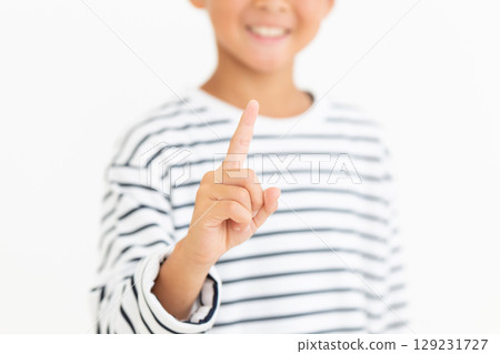 小學男孩用食指指著 129231727