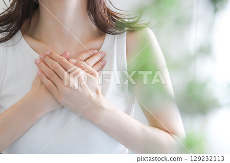 把手放在胸前的女人很擔心 129232113