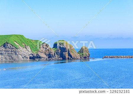 北海道根室市落石町、大海和山脈的景色 北海道根室市落石町、大海和山脈的景色 129232181