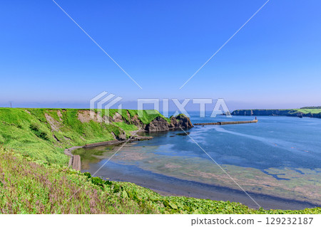 北海道根室市落石町、大海和山脈的景色 129232187