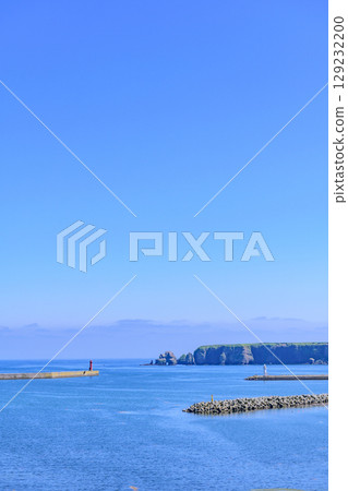 北海道根室市落石町、大海和山脈的景色 北海道根室市落石町、大海和山脈的景色 129232200