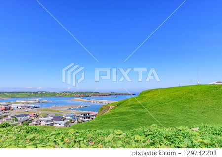 北海道根室市落石町、大海和山脈的景色 129232201