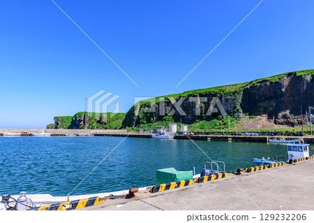 北海道根室市落石町、大海和山脈的景色 北海道根室市落石町、大海和山脈的景色 129232206