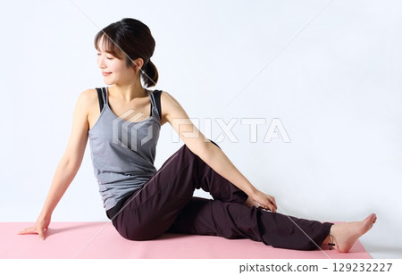 瑜珈練習女性形象 129232227