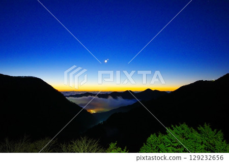 黎明前的壯麗景色！月亮和金星從雲海昇起 129232656