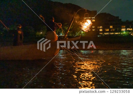 Gifu City, Gifu Prefecture: Cormorant fishermen and cormorants at Nagara River Cormorant Fishing, held around a bonfire on the Nagara River. Gifu City, Gifu Prefecture: Cormorant fishermen and cormorants at Nagara River Cormorant Fishing, held around a bonfire on the Nagara River. 129233058