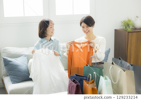 一名女子購物回家 129233214