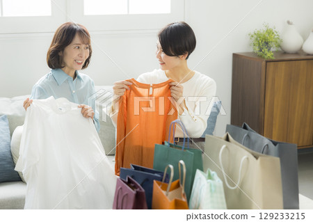 一名女子購物回家 129233215