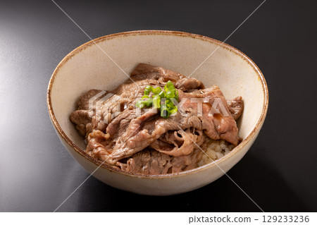 壽喜燒在米飯上 壽喜燒在米飯上 129233236