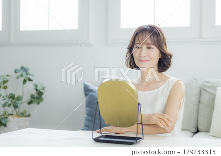 Senior woman suffering from skin trouble 129233313