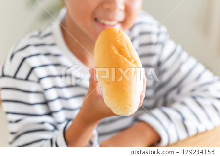 吃包子的小學生 129234153