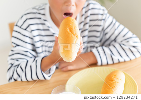 吃包子的小學生 吃包子的小學生 129234271