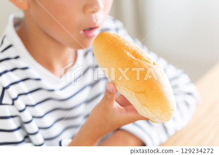 吃包子的小學生 吃包子的小學生 129234272