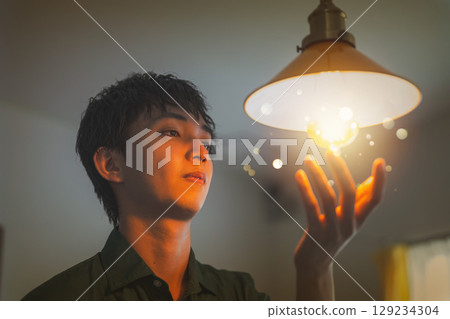 男人盯著燈的夜晚氛圍 129234304