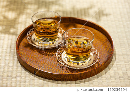 榻榻米墊上擺放著托盤，上面擺放著幾杯大麥茶 129234394