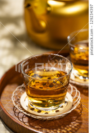 榻榻米墊上的托盤上擺放著幾杯大麥茶和一個水壺 榻榻米墊上的托盤上擺放著幾杯大麥茶和一個水壺 129234397