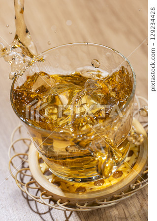 加冰塊到冰鎮大麥茶裡，即可享用美味的夏日飲品 129234428