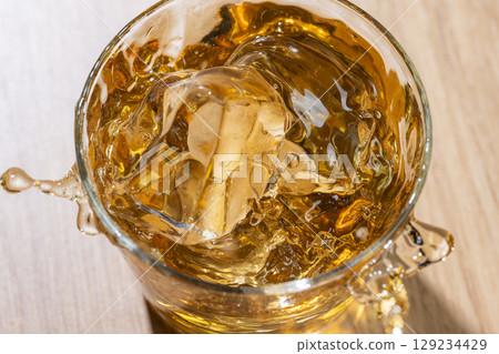 加冰塊到冰鎮大麥茶裡，即可享用美味的夏日飲品 129234429