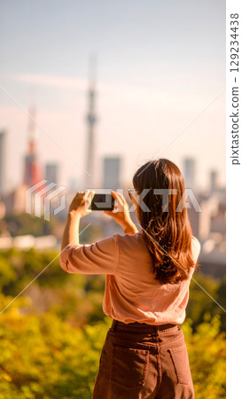 一名女子用智慧型手機拍照 129234438