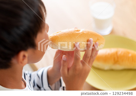 吃包子的小學生 129234498
